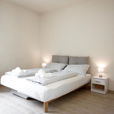 Bright Studio Apartment With Free Private Parking ميرانو المظهر الخارجي الصورة